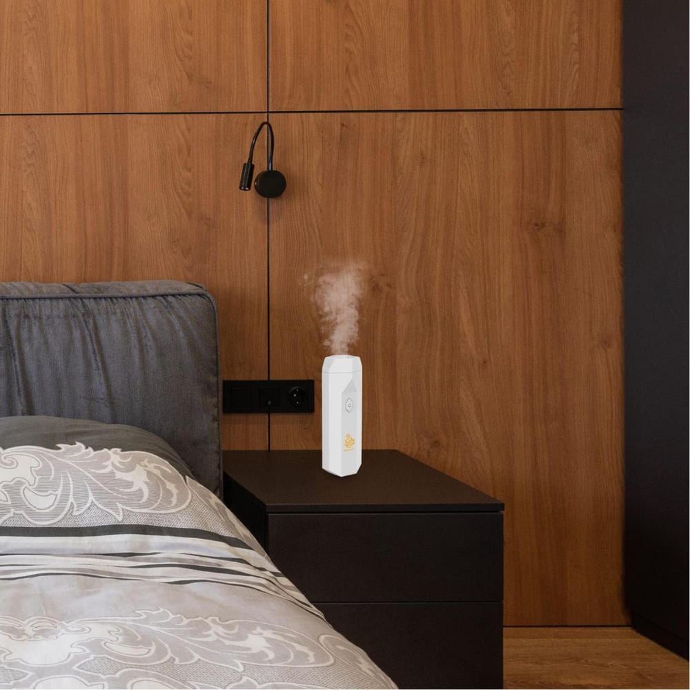 Diffuseur d'arômes EssenceVap sur une table de nuit pour une ambiance relaxante