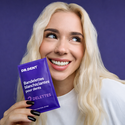 Femme utilisant bandelettes blanchissantes dentaires pour un sourire plus blanc sans peroxyde