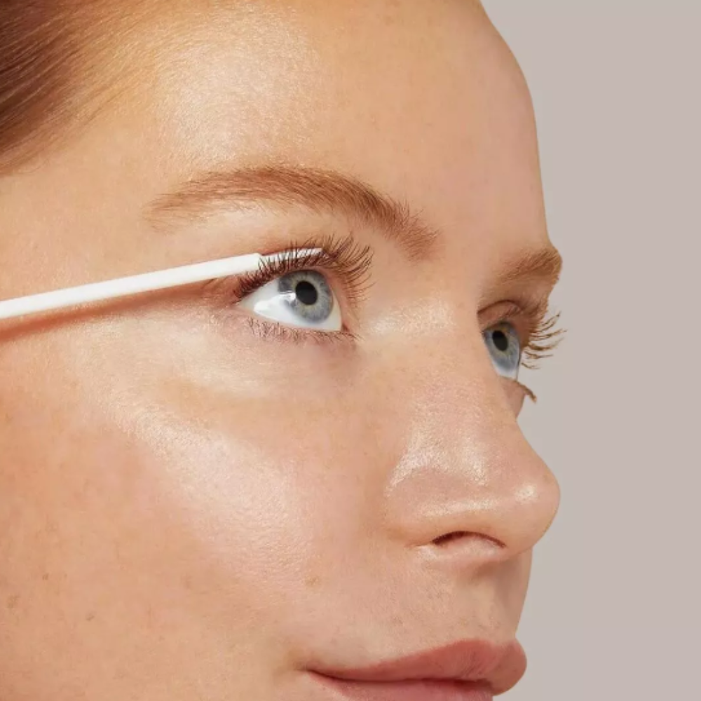 Utilisation du sérum NutriCils comme fortifiant pour la croissance des sourcils clairsemés.
