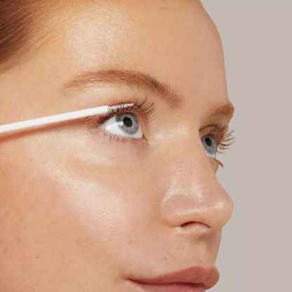 Utilisation du sérum NutriCils comme fortifiant pour la croissance des sourcils clairsemés.