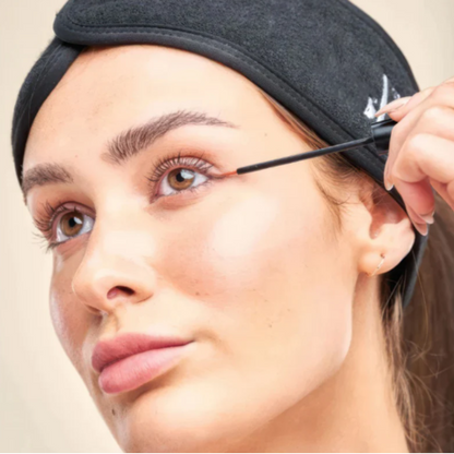 Application facile du sérum NutriCils sur la ligne des cils supérieurs pour stimuler la pousse.